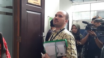 Dipolisikan Karena Anak Tewas,  Arya Satria Ngamuk ke Kantor Komnas PA