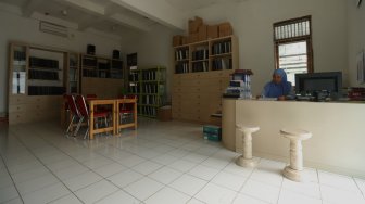 Suasana di perpustakaan tunanetra milik Yayasan Mitra Netra di Jalan Gunung Balong II, Lebak Bulus, Jakarta Selatan, Selasa (3/12). [Suara.com/Angga Budhiyanto]