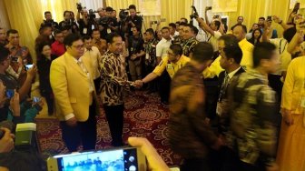 Isu Mensesneg Kumpulkan DPD Golkar, Jokowi Tanggapi Dengan Hadiah Sepeda