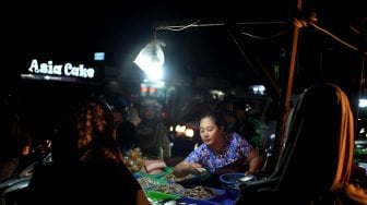 Pedagang ikan menjajakan daganganya untuk berjualan di Jalan Kramat Jati, Jakarta Timur, Senin (2/12). [Suara.com/Alfian Winanto]