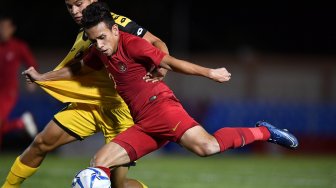 Pemain Timnas U-22 Indonesia Eggy Maulana Vikri (kanan) menggiring bola dibayangi pemain Timnas Brunei Darussalam Wafi Aminuddin dalam pertandingan Grup B SEA Games 2019 di Stadion Sepak Bola Binan, Laguna, Filipina, Selasa (3/12). [ANTARA FOTO/Sigid Kurniawan]