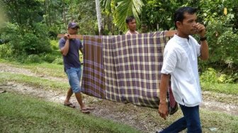 Jalan Rusak Parah, Warga Padang Pariaman Harus Ditandu Pakai Sarung ke RS