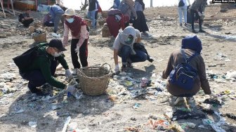 Pemuda Surabaya Ramai-Ramai Bersihkan Pantai Kenjeran dari Sampah Plastik