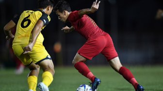 Pemain Timnas U-22 Indonesia Eggy Maulana Vikri (kanan) menggiring bola dibayangi pemain Timnas Brunei Darussalam Wafi Aminuddin dalam pertandingan Grup B SEA Games 2019 di Stadion Sepak Bola Binan, Laguna, Filipina, Selasa (3/12). [ANTARA FOTO/Sigid Kurniawan]