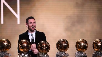 Pemain Barcelona Lionel Messi saat memenangkan penghargaan Ballon d'Or 2019 di Chatelet Theatre, Paris, Perancis, Senin (2/12). [FRANCK FIFE / AFP]