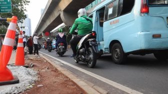 Suasana di Jalan Prof Dr Satrio, Kuningan, Jakarta, Senin (2/12). [Suara.com/Alfian Winanto]