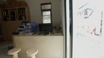 Suasana di perpustakaan tunanetra milik Yayasan Mitra Netra di Jalan Gunung Balong II, Lebak Bulus, Jakarta Selatan, Selasa (3/12). [Suara.com/Angga Budhiyanto]