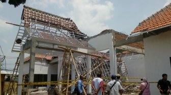 Masih dalam Pengerjaan, Kerangka Atap Kantor Kecamatan Jenggawah Runtuh