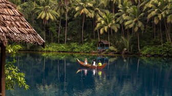 Pengunjung berkeliling dengan perahu di obyek wisata Danau Paisupok di Desa Lukpanenteng, Kabupaten Banggai Kepulauan, Sulawesi Tengah, Selasa (3/12). [ANTARA FOTO/Basri Marzuki]