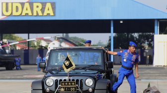 Kapolri Jenderal Idham Aziz turun dari mobil jip usai meninjau pasukan upacara saat perayaan Hari Ulang Tahun (HUT) ke-69 Polisi Air dan Udara (Polairud) di Mako Polairud, Pondok Cabe, Tangerang, Rabu (4/12). [Suara.com/Angga Budhiyanto]