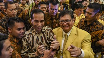 Presiden Joko Widodo (kiri) didampingi Ketua Umum Partai Golkar Airlangga Hartarto (kanan) meninggalkan ruangan usai membuka secara resmi Musyawarah Nasional (Munas) Partai Golkar di Jakarta, Selasa (3/12). [ANTARA FOTO/Muhammad Adimaja]