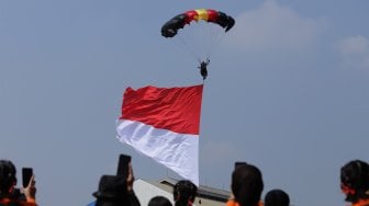 Anggota Polisi Air dan Udara (Polairud) menampilkan atraksi terjun payung saat upacara perayaan Hari Ulang Tahun (HUT) ke-69 Polisi Air dan Udara (Polairud) di Mako Polairud, Pondok Cabe, Tangerang, Rabu (4/12). [Suara.com/Angga Budhiyanto]