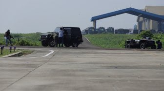 Anggota Polisi Air dan Udara (Polairud) menunjukkan simulasi penangkapan dan pengungkapan transaksi narkoba saat upacara perayaan Hari Ulang Tahun (HUT) ke-69 Polisi Air dan Udara (Polairud) di Mako Polairud, Pondok Cabe, Tangerang, Rabu (4/12). [Suara.com/Angga Budhiyanto]