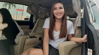 Bikin Heboh, Ayu Ting Ting Pamer Test Pack Positif Hamil