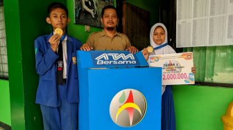 Keren, Dua Pelajar SMP Ini Bikin ATM Sampah Plastik Berbasis Internet