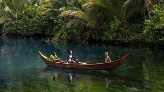 Pengunjung berkeliling dengan perahu di obyek wisata Danau Paisupok di Desa Lukpanenteng, Kabupaten Banggai Kepulauan, Sulawesi Tengah, Selasa (3/12). [ANTARA FOTO/Basri Marzuki]