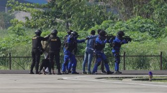 Anggota Polisi Air dan Udara (Polairud) menunjukkan simulasi penangkapan dan pengungkapan transaksi narkoba saat upacara perayaan Hari Ulang Tahun (HUT) ke-69 Polisi Air dan Udara (Polairud) di Mako Polairud, Pondok Cabe, Tangerang, Rabu (4/12). [Suara.com/Angga Budhiyanto]