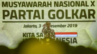 Presiden Joko Widodo memberikan sambutan pada pembukaan Musyawarah Nasional (Munas) Partai Golkar di Jakarta, Selasa (3/12).  [ANTARA FOTO/Muhammad Adimaja]