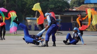 Anggota Polisi Air dan Udara (Polairud) menampilkan aksi bela diri saat upacara perayaan Hari Ulang Tahun (HUT) ke-69 Polisi Air dan Udara (Polairud) di Mako Polairud, Pondok Cabe, Tangerang, Rabu (4/12). [Suara.com/Angga Budhiyanto]