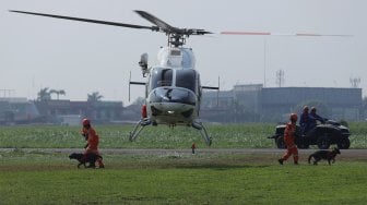 Anggota Polisi Air dan Udara (Polairud) bersama tim SAR menunjukkan simulasi penyelamatan korban bencana saat upacara perayaan Hari Ulang Tahun (HUT) ke-69 Polisi Air dan Udara (Polairud) di Mako Polairud, Pondok Cabe, Tangerang, Rabu (4/12). [Suara.com/Angga Budhiyanto]