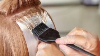 Pakai Pewarna Rambut Murah, Wajah Perempuan Ini Jadi Bengkak dan Memar