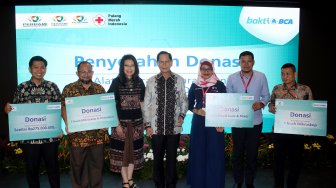 Presiden Direktur BCA Jahja Setiaatmadja (tengah) bersama Executive Vice President Corporate Social Responsibilty (CSR) BCA Inge Setiawati (ketiga kiri) usai menyerahkan secara simbolis donasi 1 buah mikroskop dan instrumen katarak kepada Ketua SPBK Perdami Pengurus Pusat Umar Mardianto (kedua kiri), donasi 1 buah mikroskop kepada Ketua Perdami Cabang DKI Jakarta Elvioza (kanan), dukungan pembelian donasi 1 mesin phacoemulsifikasi kepada Perwakilan Perdami Cabang Riau Isfiyanto (kiri) serta donasi 6 set Blood Scale & Mixer kepada Pengurus PMI Provinsi DKI Jakarta Rudi Hatibie (kedua kanan) dan Wakil Kepala UTD PMI DKI Jakarta Ni Ken Ritchie (ketiga kanan) di Jakarta, Selasa (3/12)[Suara.com/Oke Atmaja]