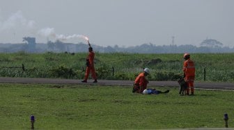 Anggota Polisi Air dan Udara (Polairud) bersama tim SAR menunjukkan simulasi penyelamatan korban bencana saat upacara perayaan Hari Ulang Tahun (HUT) ke-69 Polisi Air dan Udara (Polairud) di Mako Polairud, Pondok Cabe, Tangerang, Rabu (4/12). [Suara.com/Angga Budhiyanto]