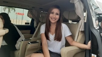 Anak Denada Ultah, Ayu Ting Ting Kasih Hadiah Boneka BTS