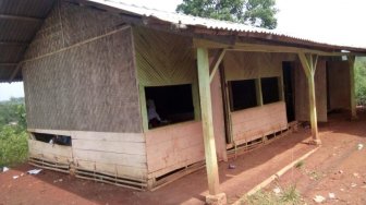 Mengenaskan, Siswa MI Ini Belajar di Bangunan Berbilik Bambu Beralas Tanah