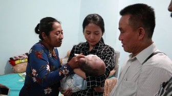 Kisah Dina Oktavia, Ditinggal Suami karena Lahirkan Anak Hydrocephalus