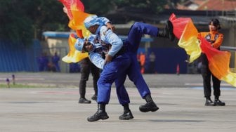 Anggota Polisi Air dan Udara (Polairud) menampilkan aksi bela diri saat upacara perayaan Hari Ulang Tahun (HUT) ke-69 Polisi Air dan Udara (Polairud) di Mako Polairud, Pondok Cabe, Tangerang, Rabu (4/12). [Suara.com/Angga Budhiyanto]