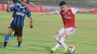 Pesepak bola Arsenal U-18 Nathaniel Jerome Chatoyer (kanan) berebut bola dengan pesepak bola Inter Milan U-18 Eduardo Alcides Dias (kiri) saat pertandingan U-20 International Cup 2019 di Stadion Kapten I Wayan Dipta, Gianyar, Bali, Selasa (3/12/). 
