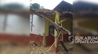 Cerita Guru SDN Sangkalih Gegerbitung Sukabumi Sebelum Atap Kelas Ambruk