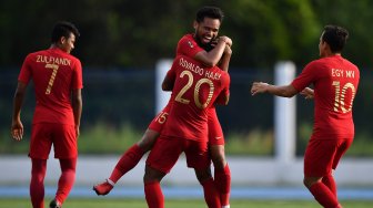 Pemain Timnas U-22 Indonesia Saddil Ramdani (kedua kiri) melakukan selebrasi bersama rekan setimnya seusai mencetak gol ke gawang Timnas Laos dalam pertandingan Grup B SEA Games 2019 di Stadion City of Imus Grandstand, Filipina, Kamis (5/12). [ANTARA FOTO/Sigid Kurniawan]