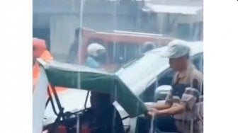 Viral Tukang Becak Rela Hujan-hujanan Bawa Penumpang, Warganet Terenyuh