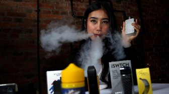 Model menghisap rokok elektrik disela acara Resolusi 2020 'I Choose to be Healthier' Rabu (4/12). [Suara.com/Oke Atmaja]