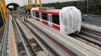 
Sejumlah petugas mengawasi proses pengangkatan gerbong kereta 'light rail train' atau lintas rel terpadu (LRT) ke atas rel di Stasiun Harjamukti, Cimanggis, Kota Depok, Jawa Barat, Rabu (4/12). [ANTARA FOTO/Aditya Pradana Putra]