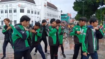 Nge-dance di Titik Nol Kilometer, Sekelompok Pria Berjaket Ojol Ini Viral