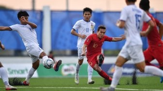 Pemain Timnas U-22 Indonesia Eggy Maulana Vikri (ketiga kiri) menendang bola ke arah gawang Timnas Laos dalam pertandingan Grup B SEA Games 2019 di Stadion City of Imus Grandstand, Filipina, Kamis (5/12). [ANTARA FOTO/Sigid Kurniawan]