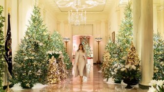 Kunjungi Istana Lagi, Melania Trump Curi Atensi Pakai Coat Rp 108 Juta