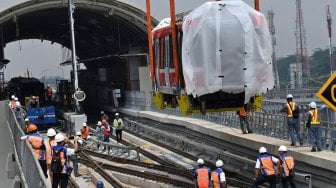 
Sejumlah petugas mengawasi proses pengangkatan gerbong kereta 'light rail train' atau lintas rel terpadu (LRT) ke atas rel di Stasiun Harjamukti, Cimanggis, Kota Depok, Jawa Barat, Rabu (4/12). [ANTARA FOTO/Aditya Pradana Putra]