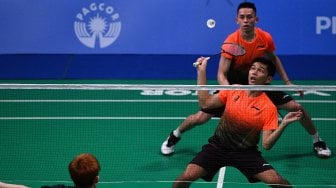 Ganda putra Indonesia Fajar Alfian (kanan bawah) dan Muhammad Rian Ardianto (atas) mengembalikan kok ke arah ganda putra Malaysia Aaron Chia Teng Fong dan Soh Wooi Yik dalam final bulu tangkis beregu putra SEA Games 2019 di Kompleks Olahraga Muntinlupa, Manila, Filipina, Rabu (4/12). [ANTARA FOTO/Sigid Kurniawan]