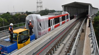 
Sejumlah petugas mengawasi proses pengangkatan gerbong kereta 'light rail train' atau lintas rel terpadu (LRT) ke atas rel di Stasiun Harjamukti, Cimanggis, Kota Depok, Jawa Barat, Rabu (4/12). [ANTARA FOTO/Aditya Pradana Putra]