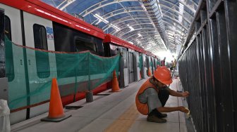 Pekerja mengerjakan pembangunan pagar pembatas di Stasiun kereta 'light rail train' atau lintas rel terpadu (LRT) Harjamukti, Cimanggis, Kota Depok, Jawa Barat, Rabu (4/12). [ANTARA FOTO/Aditya Pradana Putra]