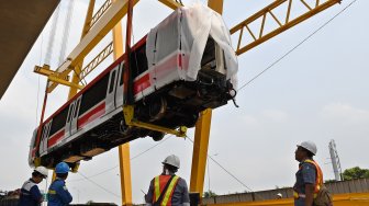 Melihat Proses Pengangkatan Gerbong Kereta LRT