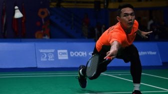 Tunggal putra Indonesia Jonatan Christie memukul kok ke arah tunggal putra Malaysia Lee Zii Jia dalam final bulu tangkis beregu putra SEA Games 2019 di Kompleks Olahraga Muntinlupa, Manila, Filipina, Rabu (4/12). [ANTARA FOTO/Sigid Kurniawan]