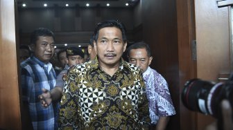 Terdakwa kasus suap distribusi pupuk Bowo Sidik Pangarso berjalan meninggalkan ruangan sidang usai menjalani sidang putusan di Pengadilan Tipikor, Jakarta, Rabu (4/12). [ANTARA FOTO/Nova Wahyudi]