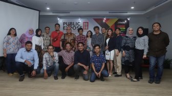 Pemimpin Redaksi portal-portal media PT Arkadia Digital Media Tbk, Suwarjono (ketiga kiri bawah) didampingi CEO PT Arkadia Digital Media Tbk, William Martaputra (keenam kiri atas) berfoto bersama redaksi portal-portal media PT Arkadia Digital Media Tbk usai agenda Public Expose 2019 di Hotel Jambuluwuk, Jakarta, Kamis (5/12). [Suara.com/Angga Budhiyanto]