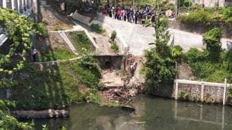 Ditinggal Sopir Kencing, Mobil Jalan Sendiri dan Terjun ke Kali Gajah Wong