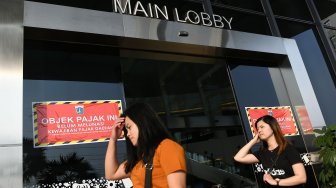 Pengunjung melintas di depan stiker 'Objek Pajak' di Mall Baywalk, Pluit, Jakarta Utara di Jakarta, Kamis (5/12). [ANTARA FOTO/M Risyal Hidayat]